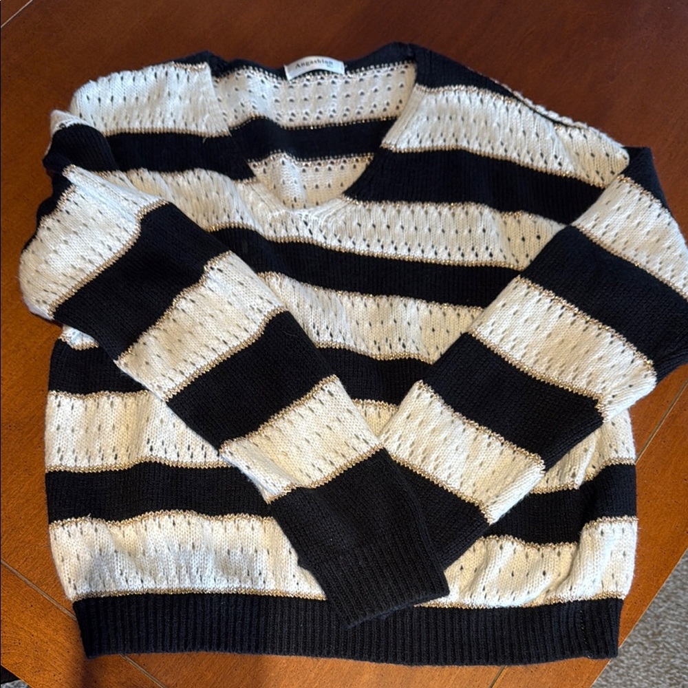 Cozy Black and White V-Neck Striped Sweater